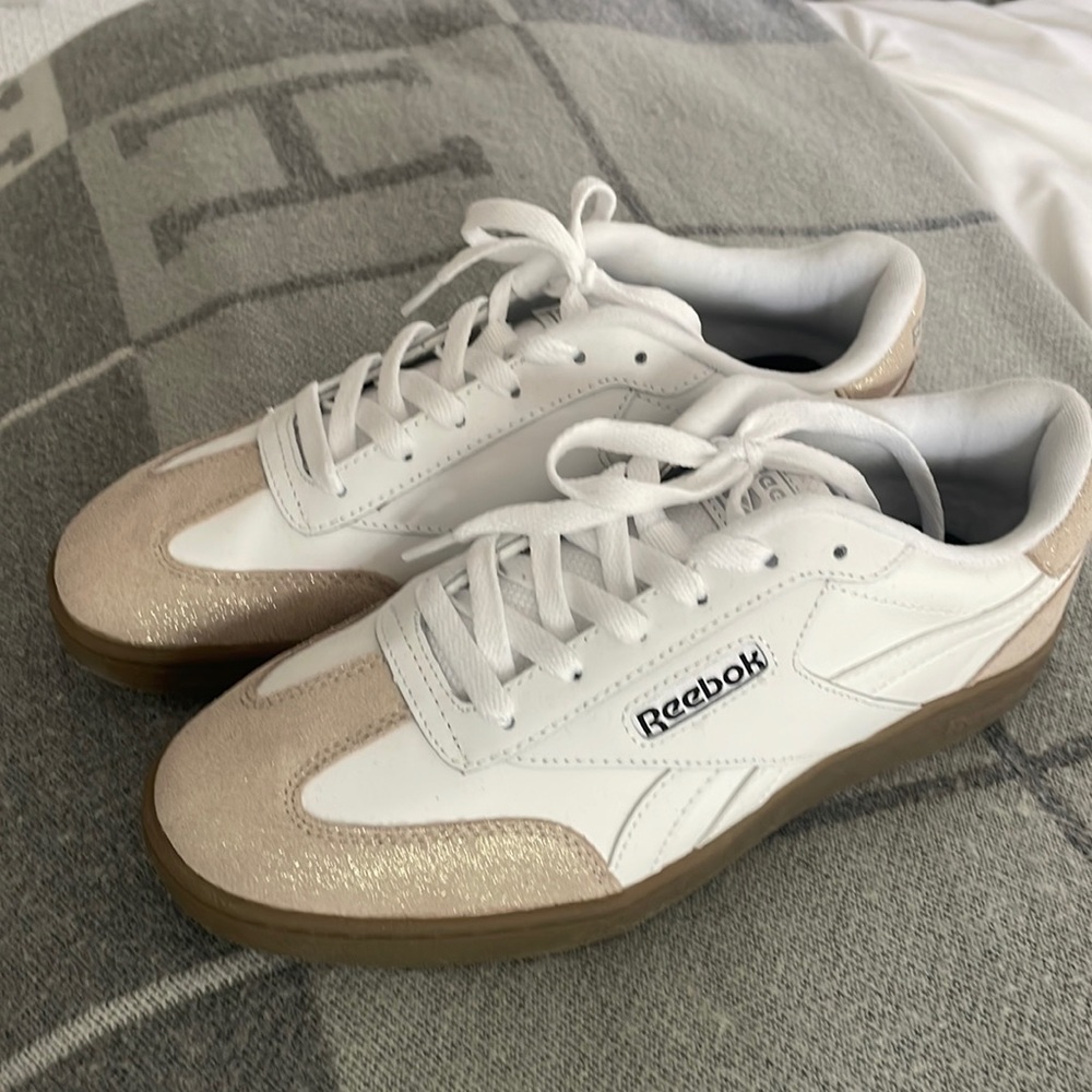 NWOT Reebok sneakers! Super cute for fall! Comfortable ORTHOLITE footbed.